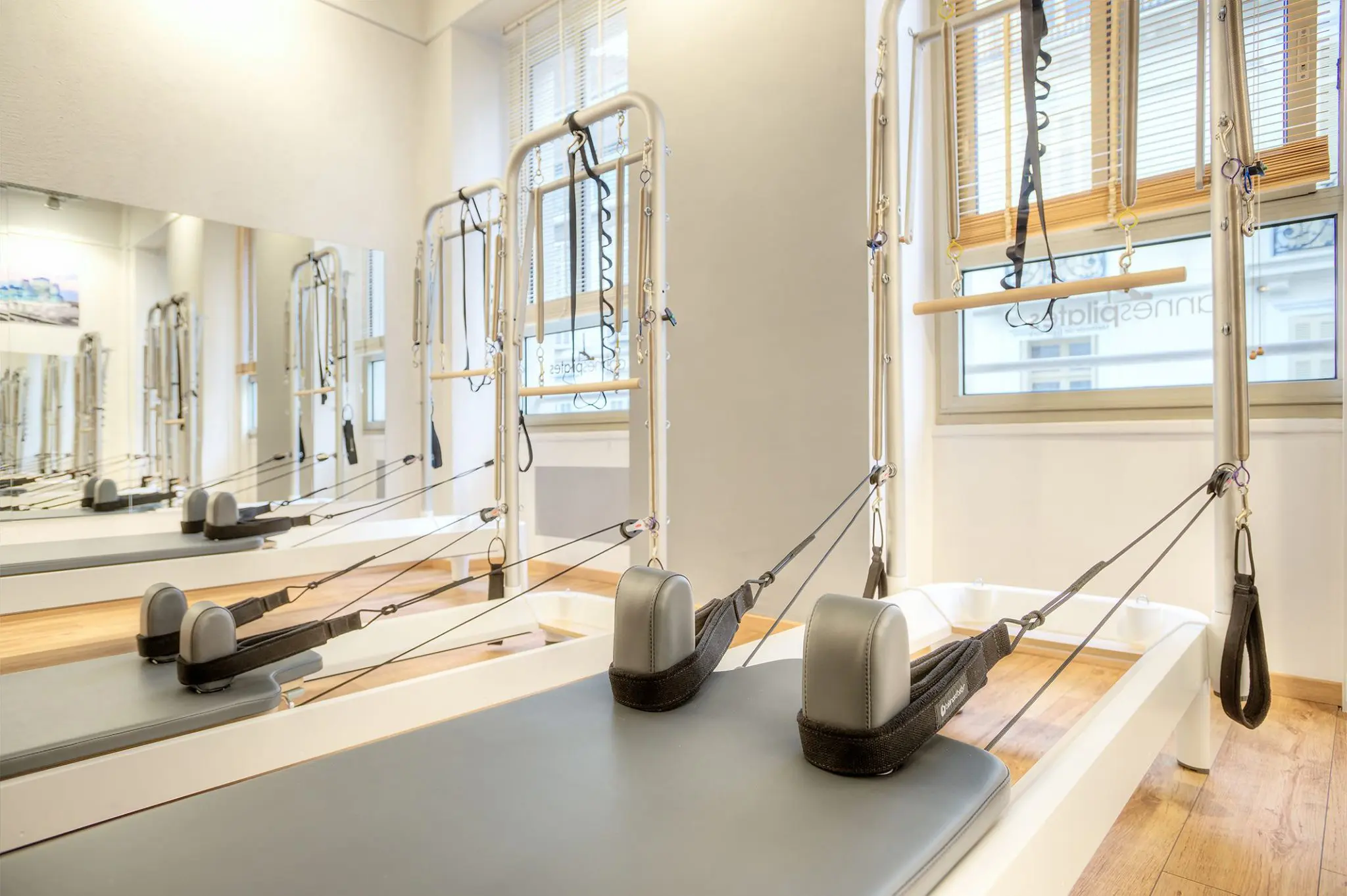 Studio Cannes Pilates complet - Espace loft lumineux avec machines Reformer et mezzanine